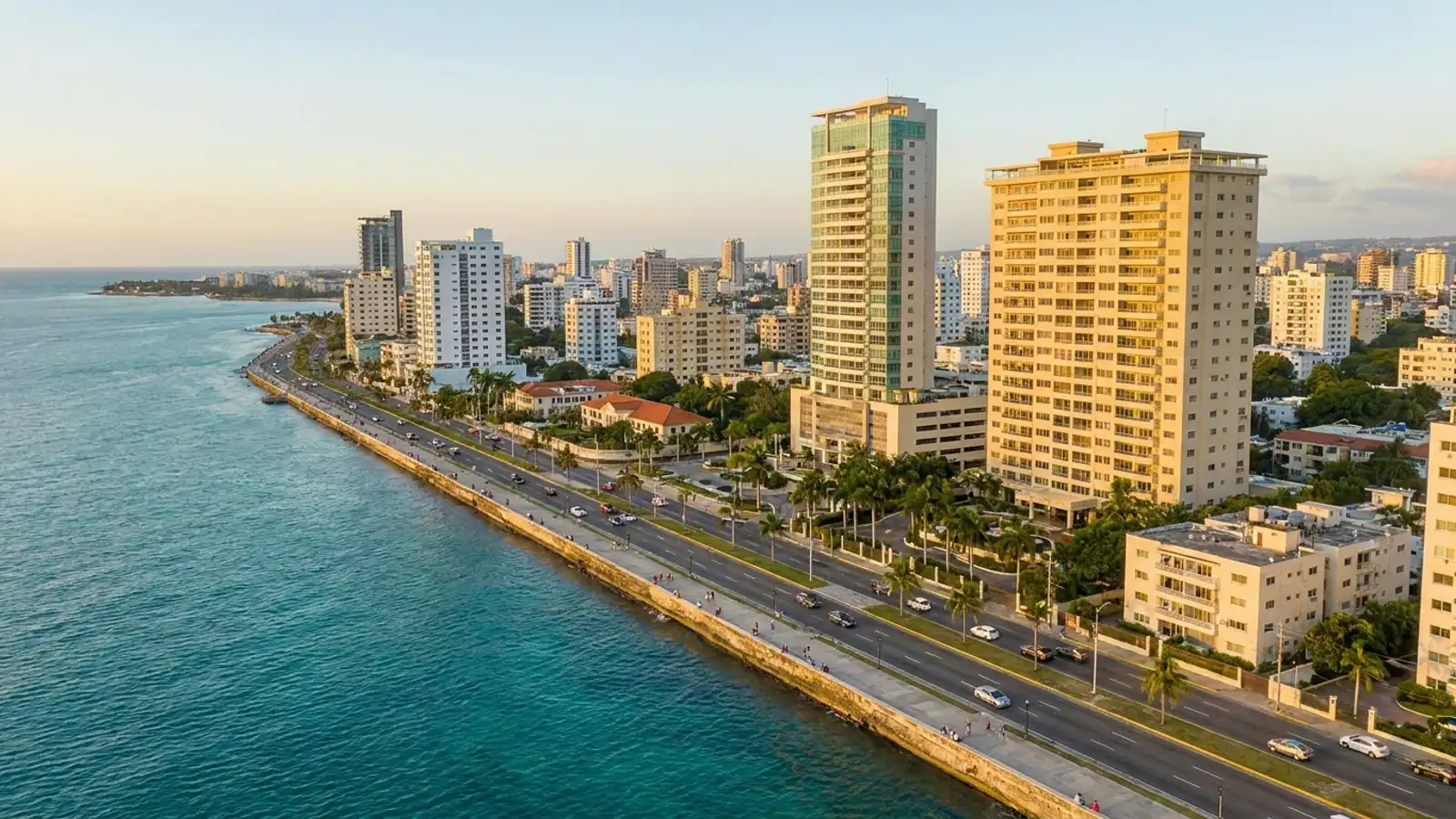 Vista aérea de Santo Domingo con el Malecón y el mar Caribe